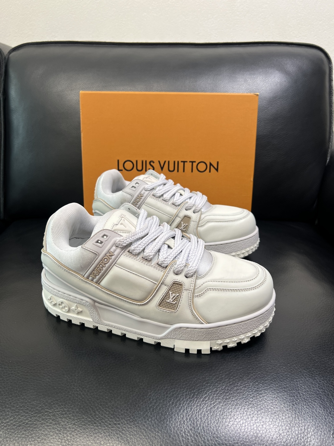 Lv 高品质 顶级工艺品 路易威登，运动板鞋专柜同步原厂配置，鞋面意大利进口牛皮改色面料，进口网布里垫柔