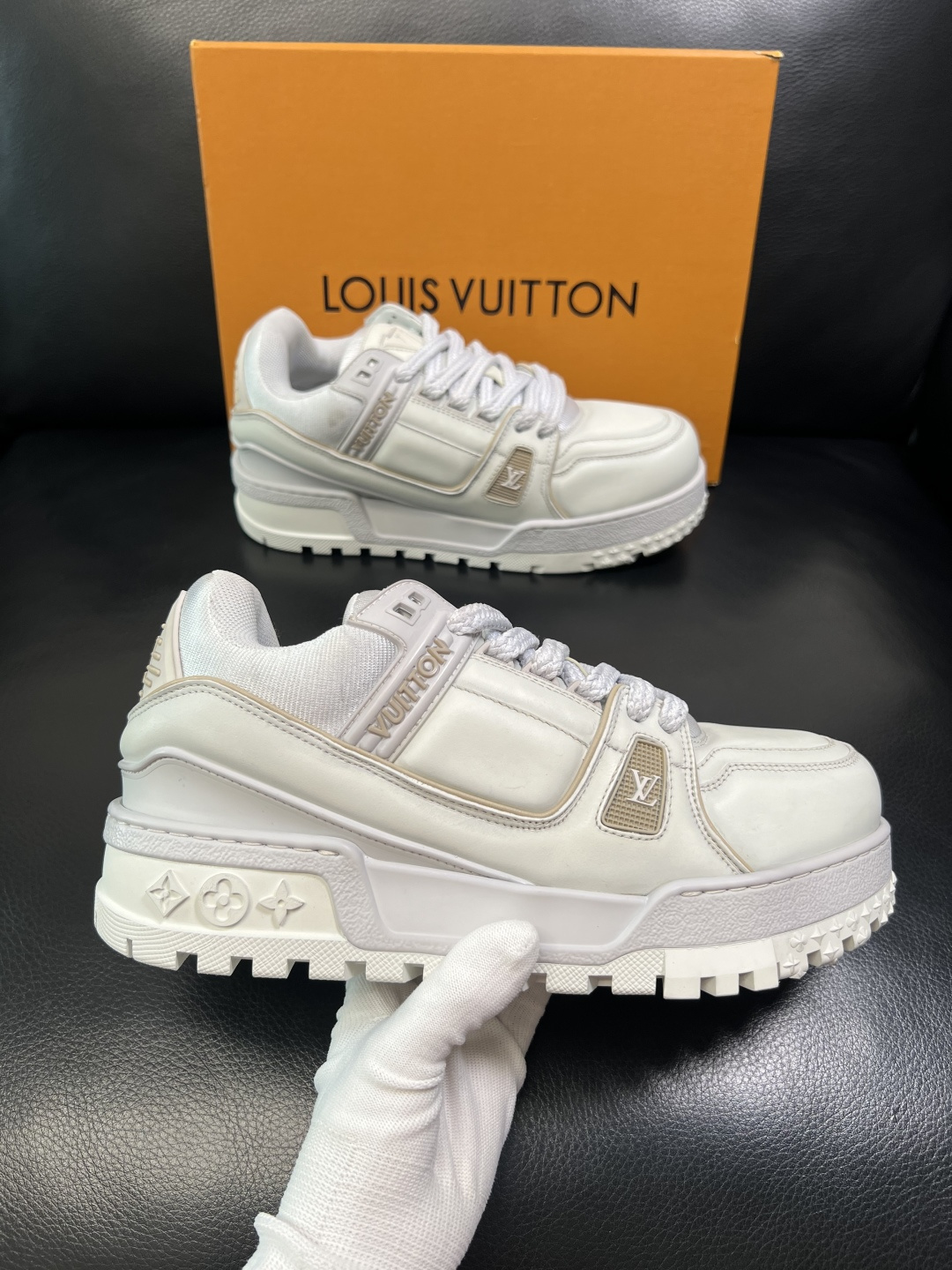 Lv 高品质 顶级工艺品 路易威登，运动板鞋专柜同步原厂配置，鞋面意大利进口牛皮改色面料，进口网布里垫柔