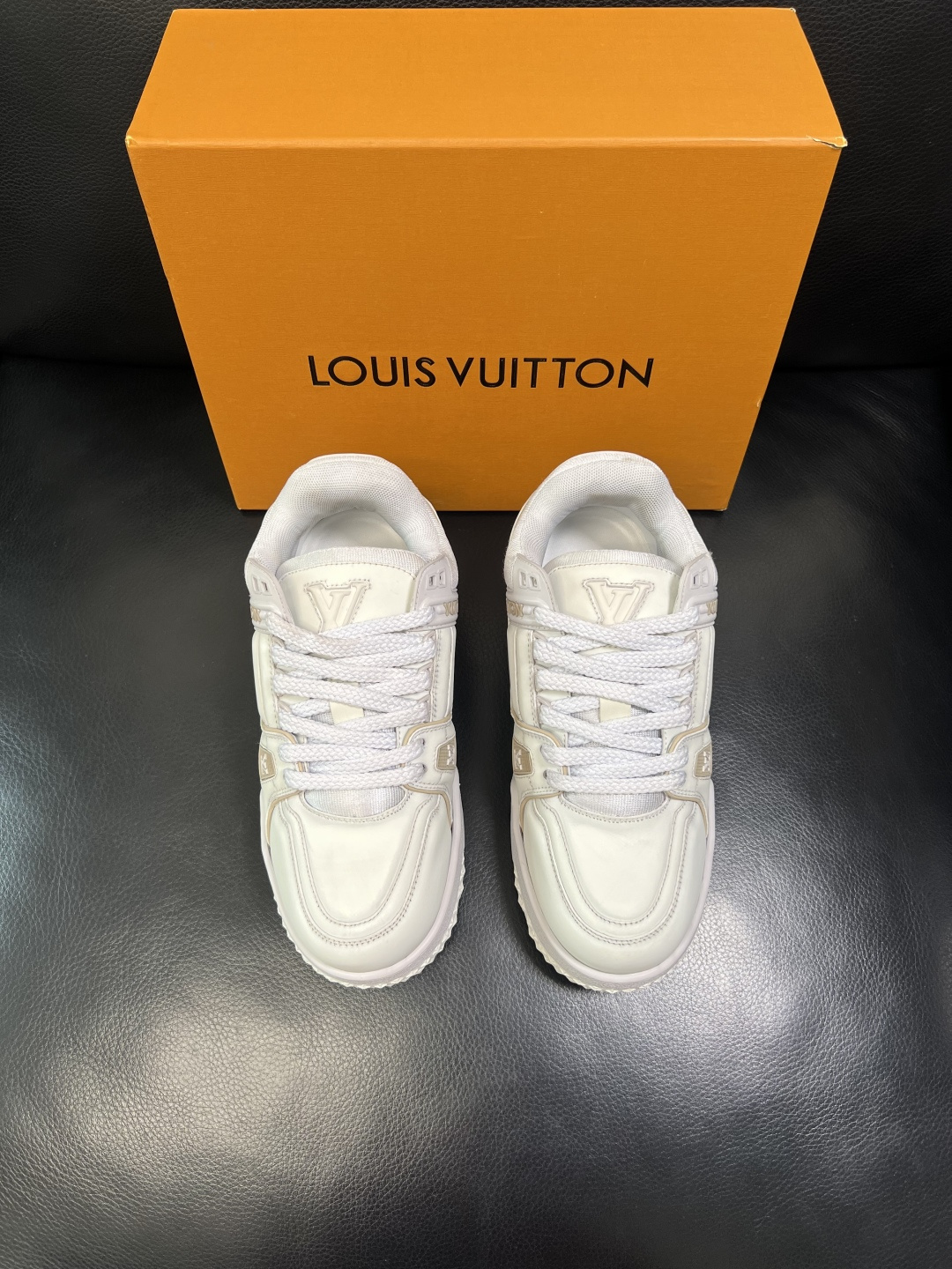 Lv 高品质 顶级工艺品 路易威登，运动板鞋专柜同步原厂配置，鞋面意大利进口牛皮改色面料，进口网布里垫柔