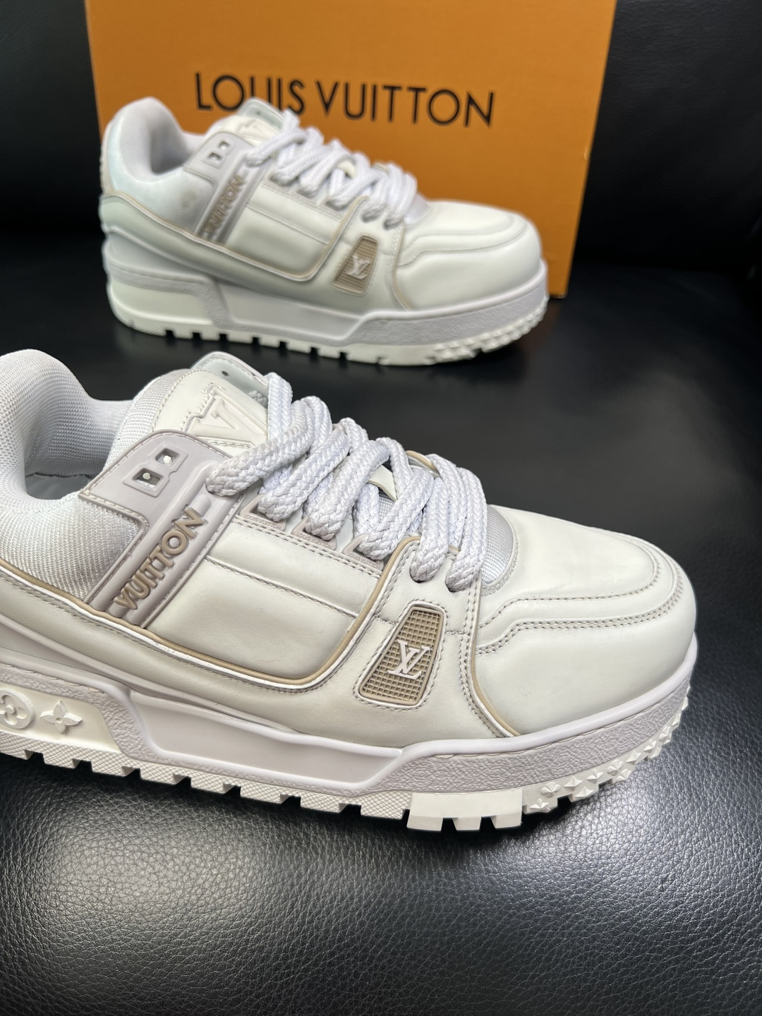 Lv 高品质 顶级工艺品 路易威登，运动板鞋专柜同步原厂配置，鞋面意大利进口牛皮改色面料，进口网布里垫柔