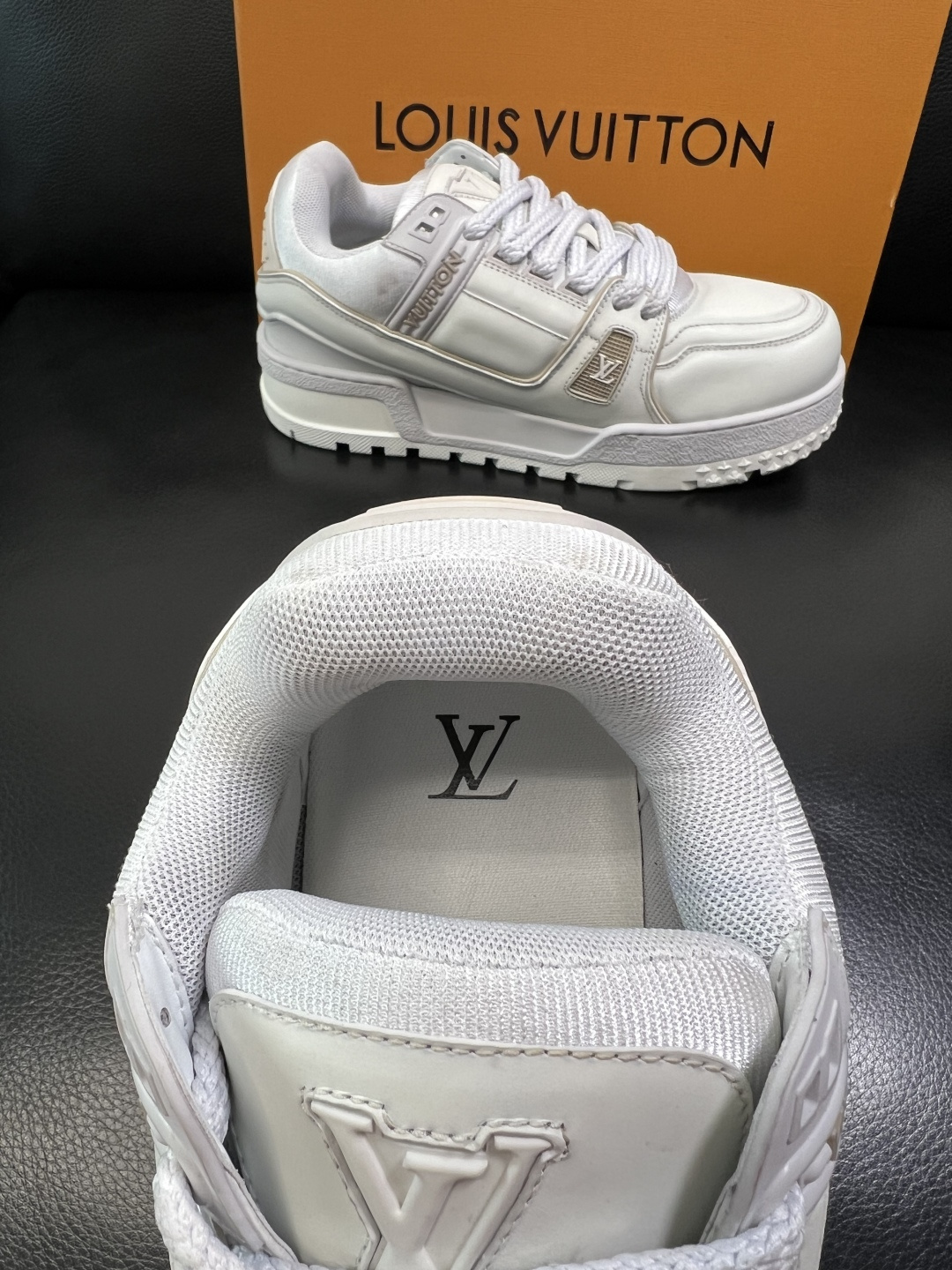 Lv 高品质 顶级工艺品 路易威登，运动板鞋专柜同步原厂配置，鞋面意大利进口牛皮改色面料，进口网布里垫柔