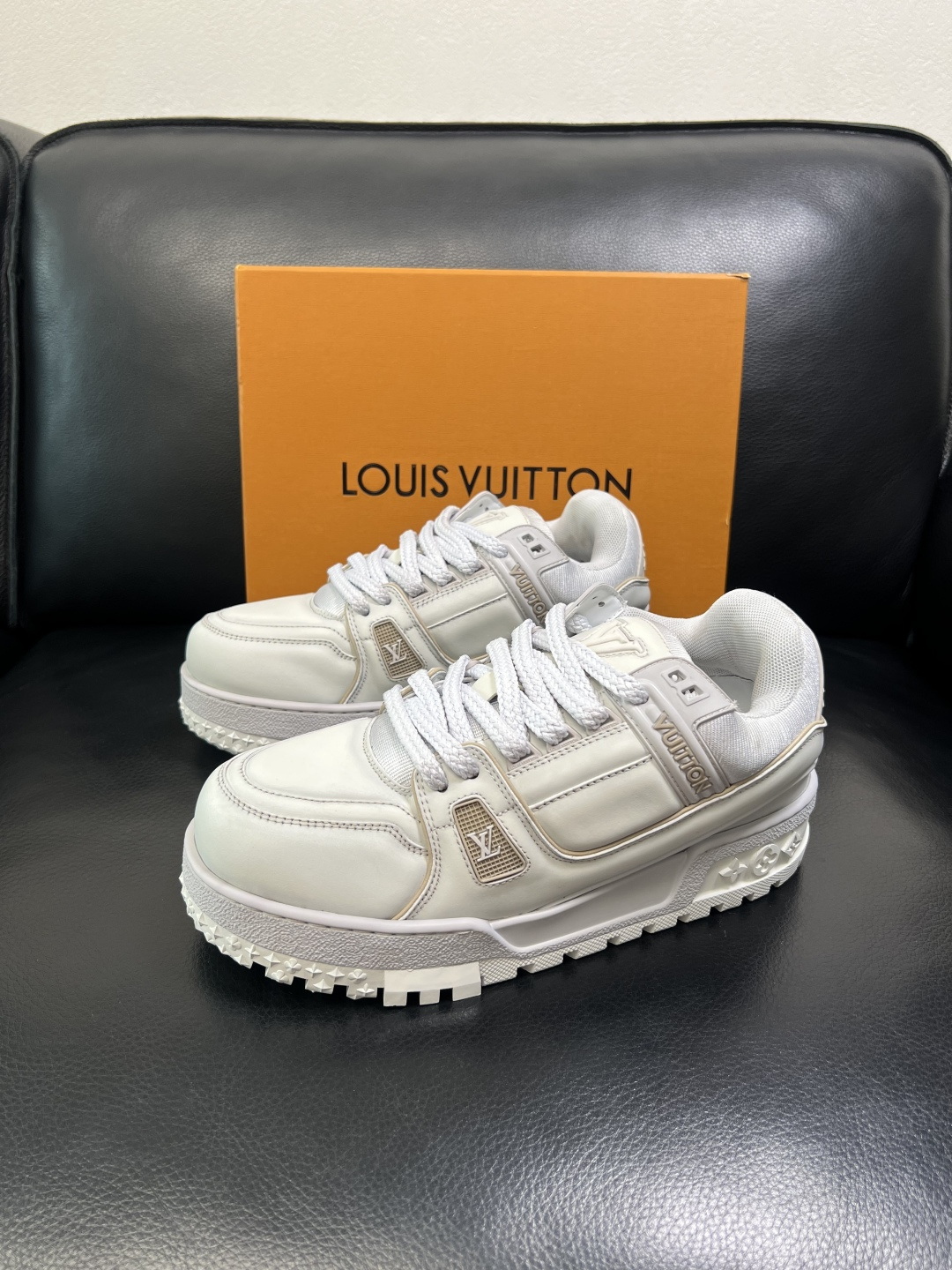 Lv 高品质 顶级工艺品 路易威登，运动板鞋专柜同步原厂配置，鞋面意大利进口牛皮改色面料，进口网布里垫柔