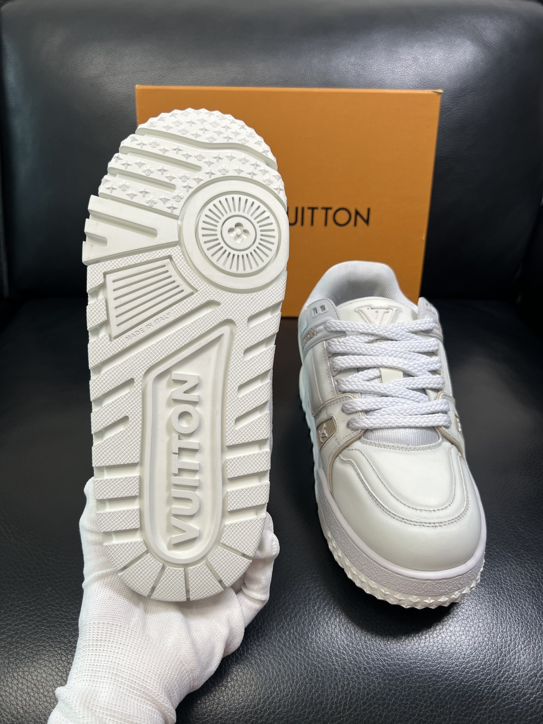 Lv 高品质 顶级工艺品 路易威登，运动板鞋专柜同步原厂配置，鞋面意大利进口牛皮改色面料，进口网布里垫柔