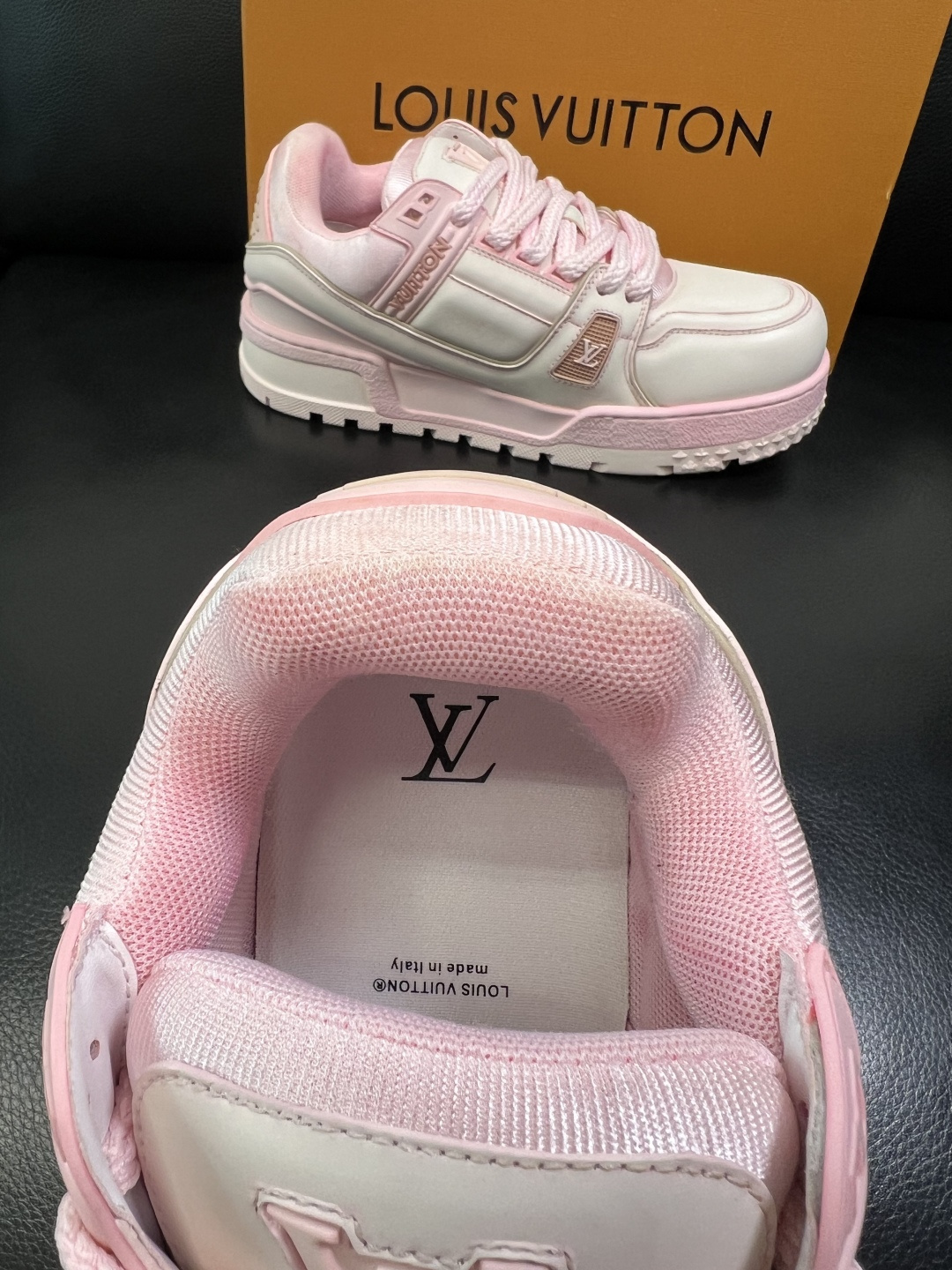 Lv 高品质 顶级工艺品 路易威登，运动板鞋专柜同步原厂配置，鞋面意大利进口牛皮改色面料，进口网布里垫柔