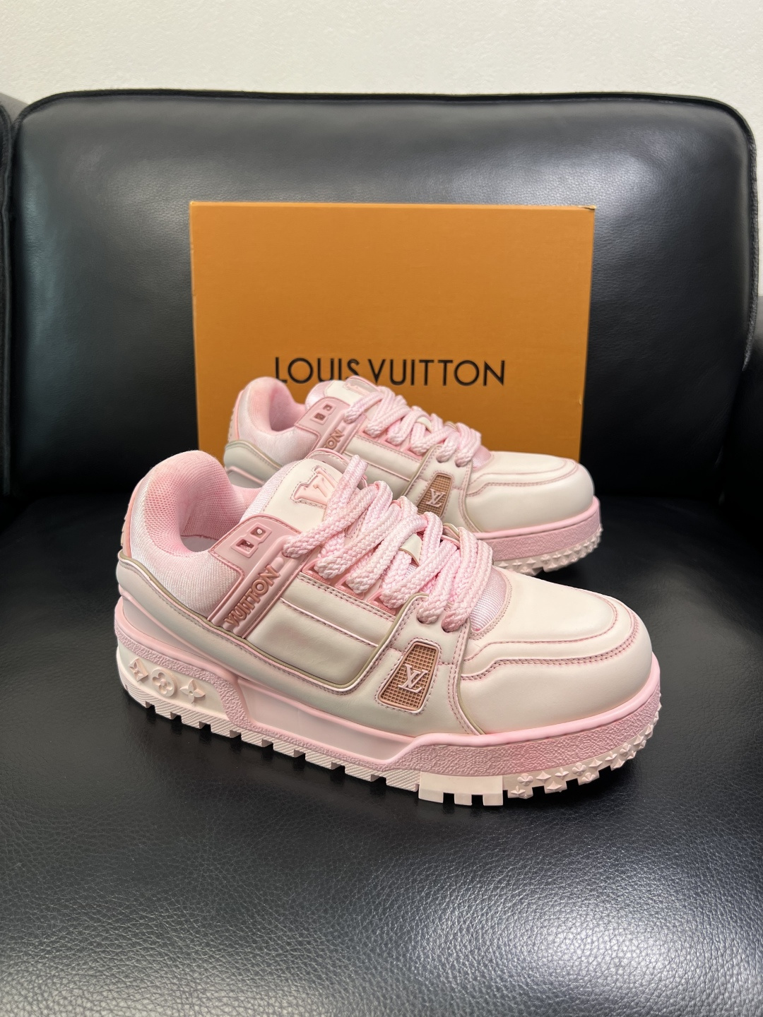 Lv 高品质 顶级工艺品 路易威登，运动板鞋专柜同步原厂配置，鞋面意大利进口牛皮改色面料，进口网布里垫柔