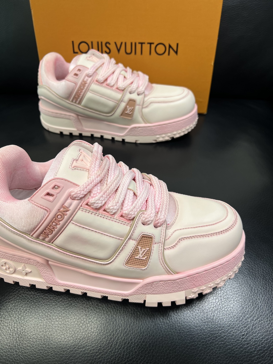 Lv 高品质 顶级工艺品 路易威登，运动板鞋专柜同步原厂配置，鞋面意大利进口牛皮改色面料，进口网布里垫柔