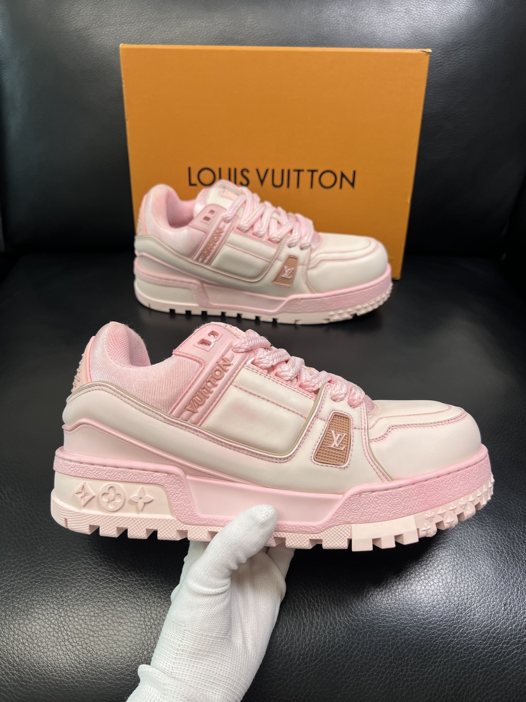 Lv 高品质 顶级工艺品 路易威登，运动板鞋专柜同步原厂配置，鞋面意大利进口牛皮改色面料，进口网布里垫柔