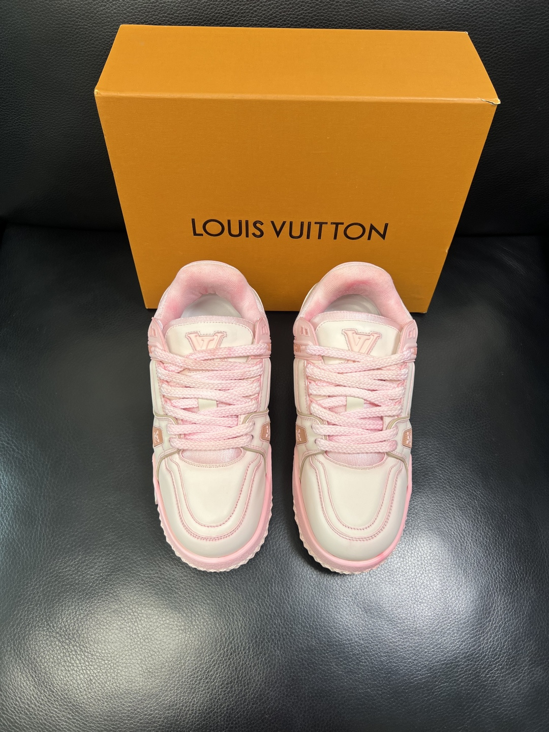 Lv 高品质 顶级工艺品 路易威登，运动板鞋专柜同步原厂配置，鞋面意大利进口牛皮改色面料，进口网布里垫柔