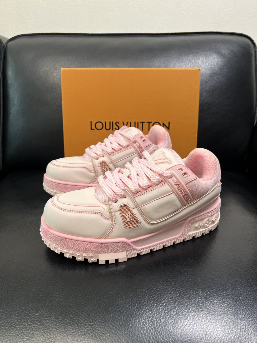 Lv 高品质 顶级工艺品 路易威登，运动板鞋专柜同步原厂配置，鞋面意大利进口牛皮改色面料，进口网布里垫柔