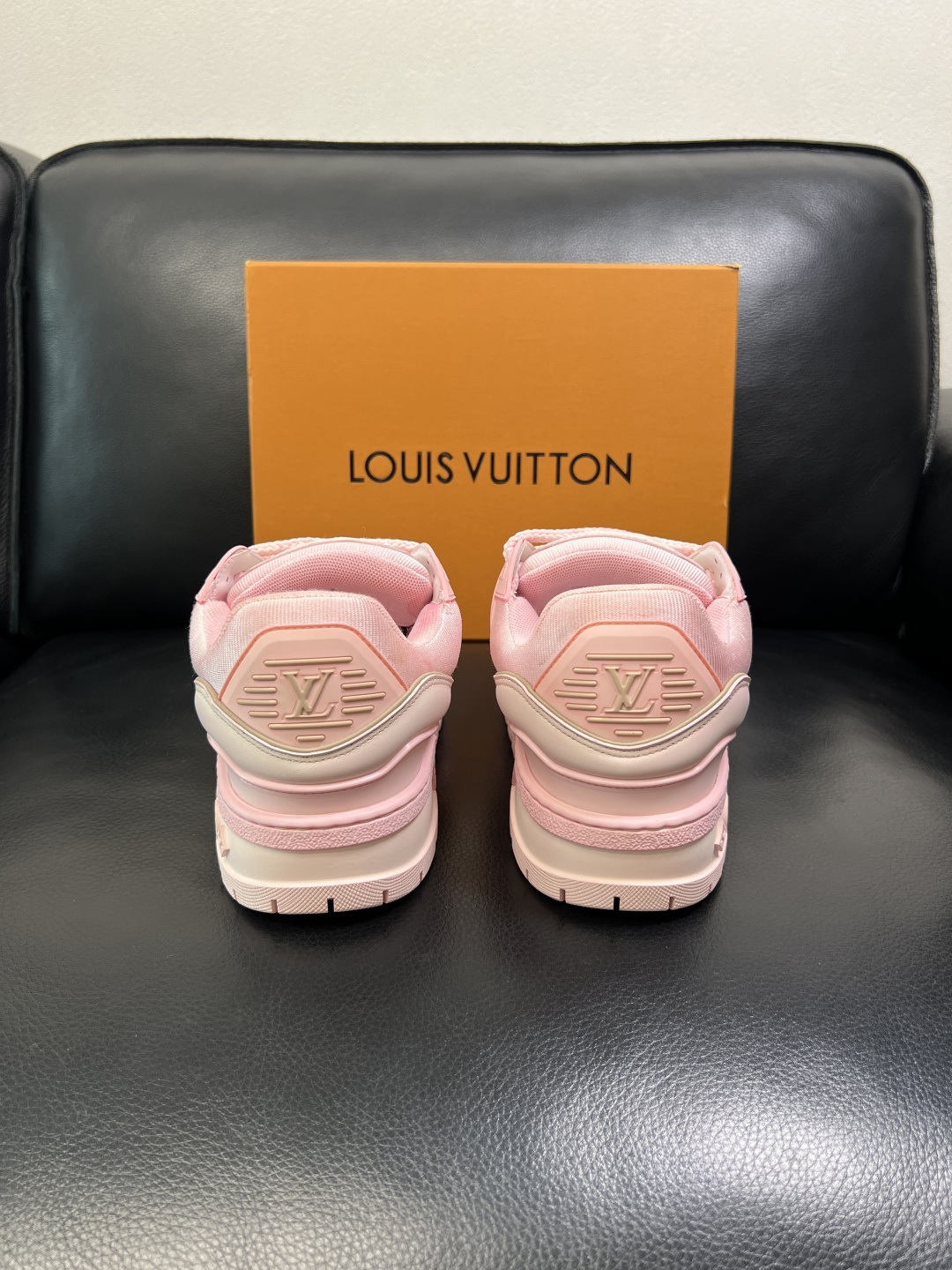 Lv 高品质 顶级工艺品 路易威登，运动板鞋专柜同步原厂配置，鞋面意大利进口牛皮改色面料，进口网布里垫柔