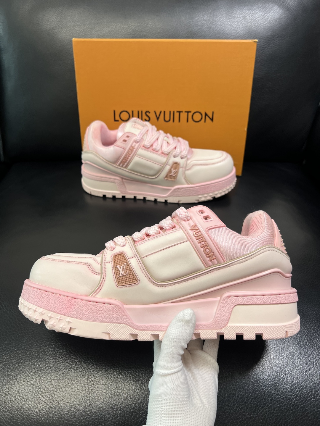 Lv 高品质 顶级工艺品 路易威登，运动板鞋专柜同步原厂配置，鞋面意大利进口牛皮改色面料，进口网布里垫柔