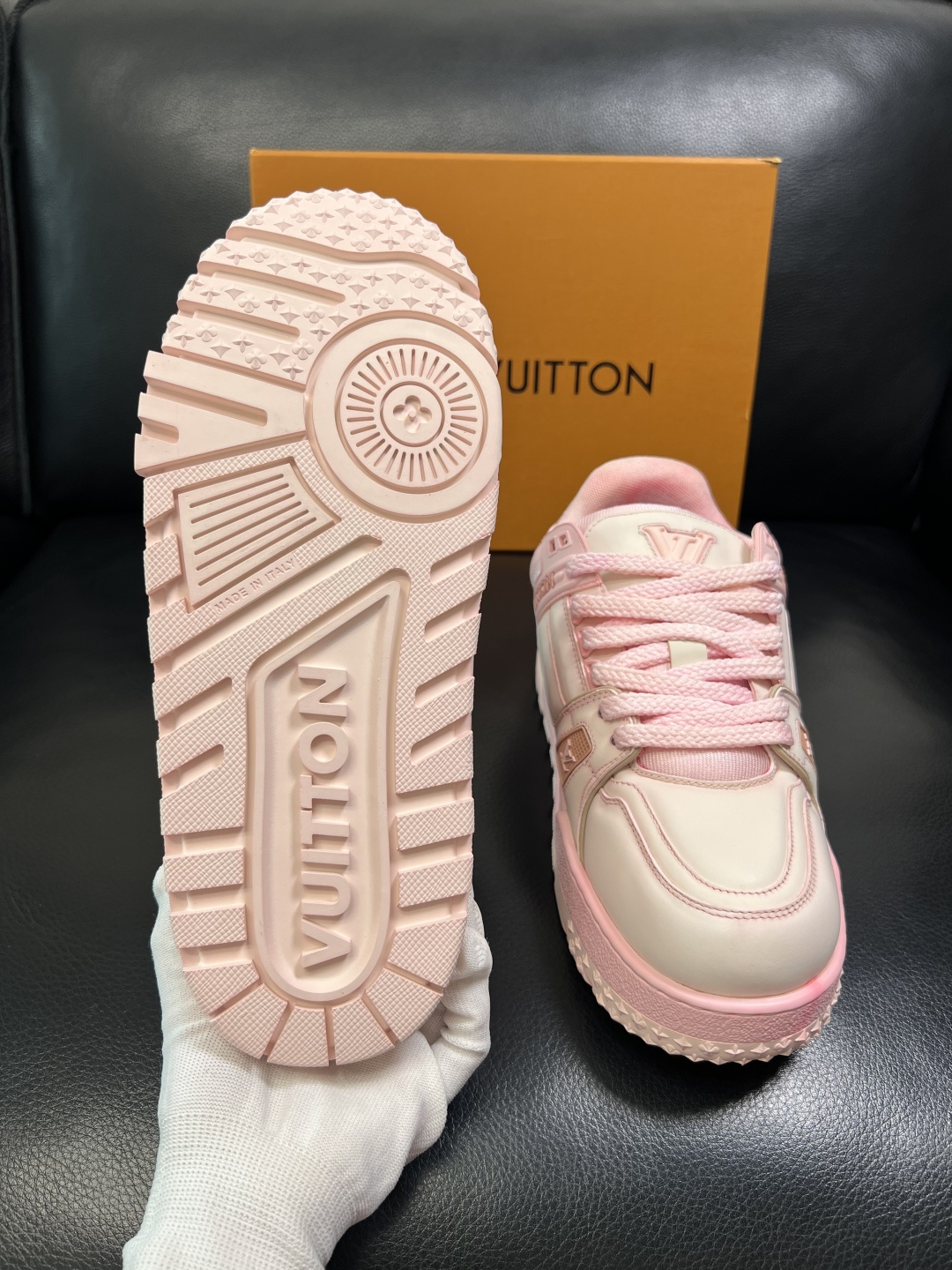 Lv 高品质 顶级工艺品 路易威登，运动板鞋专柜同步原厂配置，鞋面意大利进口牛皮改色面料，进口网布里垫柔