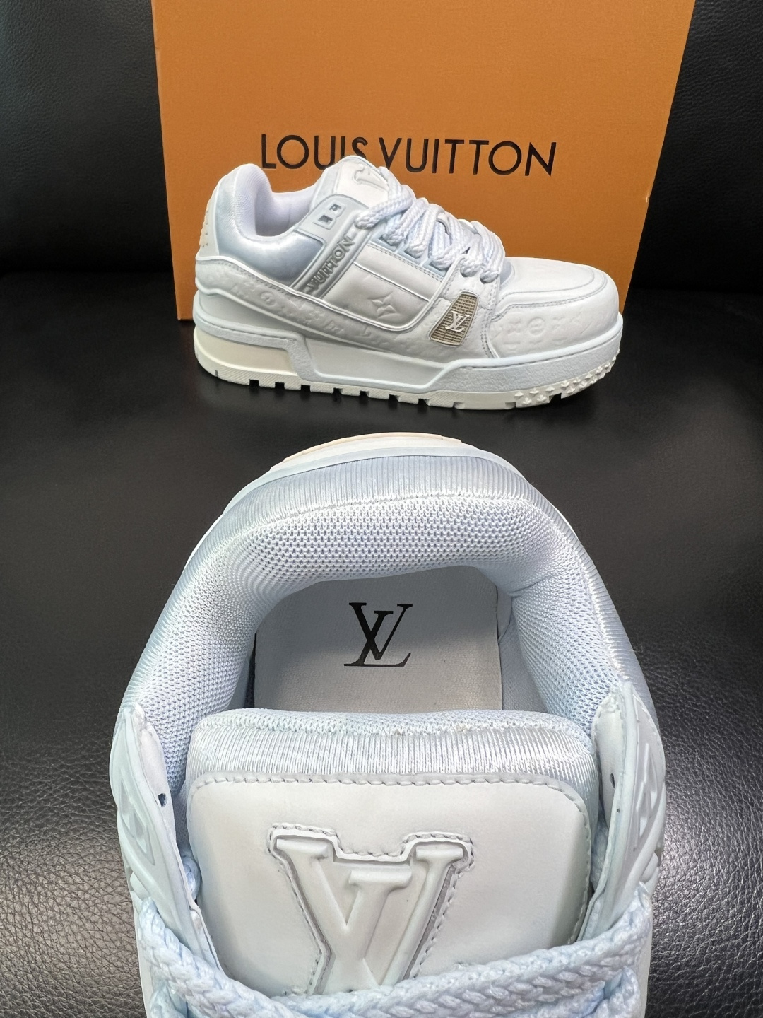 Lv 高品质 顶级工艺品 路易威登，运动板鞋专柜同步原厂配置，鞋面意大利进口牛皮改色面料，进口网布里垫柔