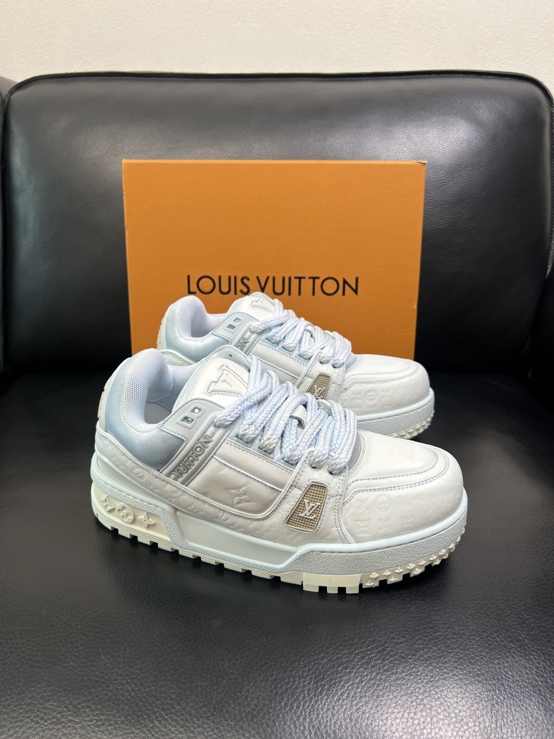 Lv 高品质 顶级工艺品 路易威登，运动板鞋专柜同步原厂配置，鞋面意大利进口牛皮改色面料，进口网布里垫柔