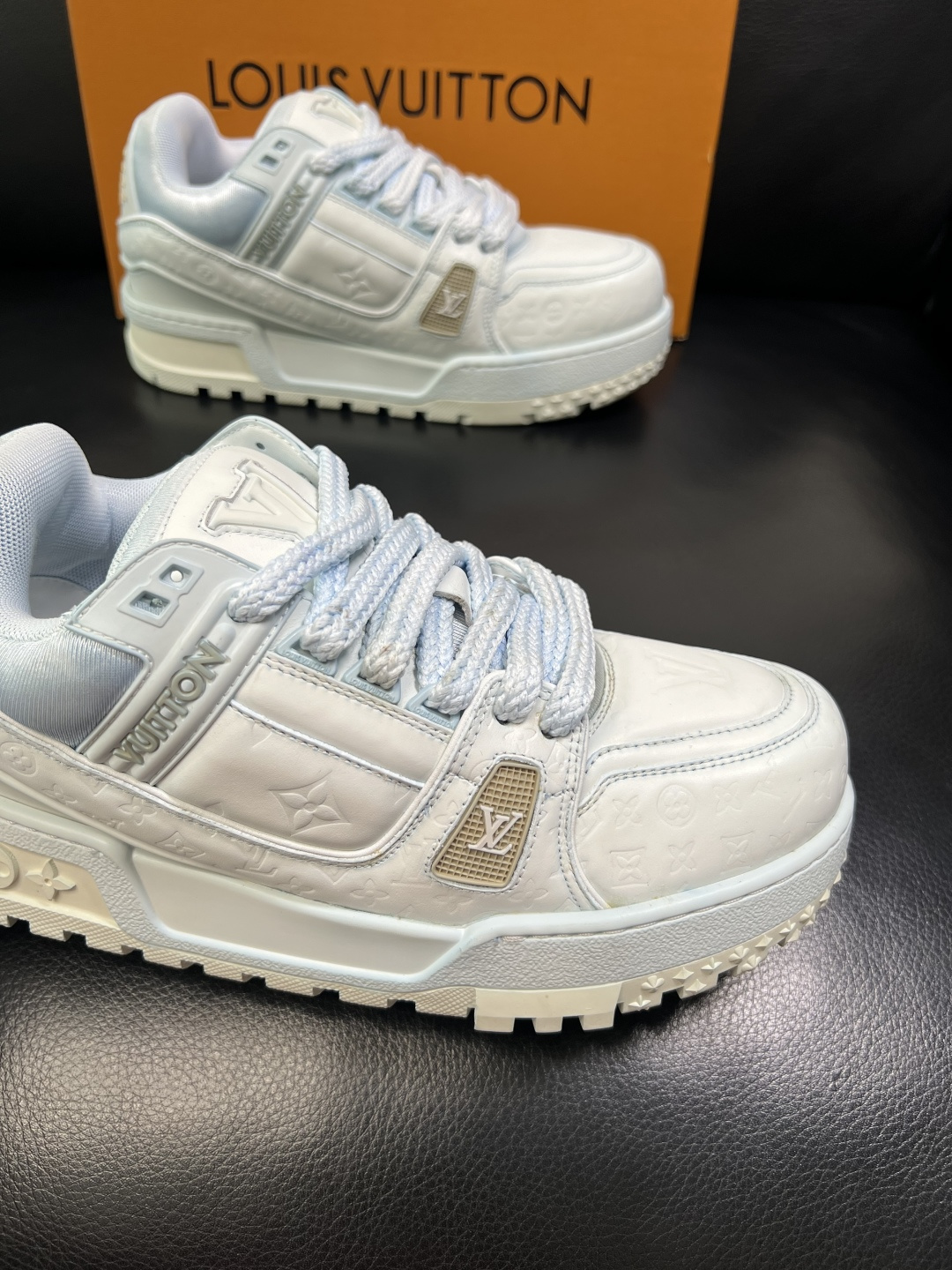Lv 高品质 顶级工艺品 路易威登，运动板鞋专柜同步原厂配置，鞋面意大利进口牛皮改色面料，进口网布里垫柔
