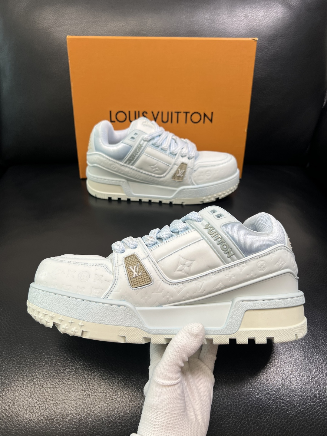 Lv 高品质 顶级工艺品 路易威登，运动板鞋专柜同步原厂配置，鞋面意大利进口牛皮改色面料，进口网布里垫柔