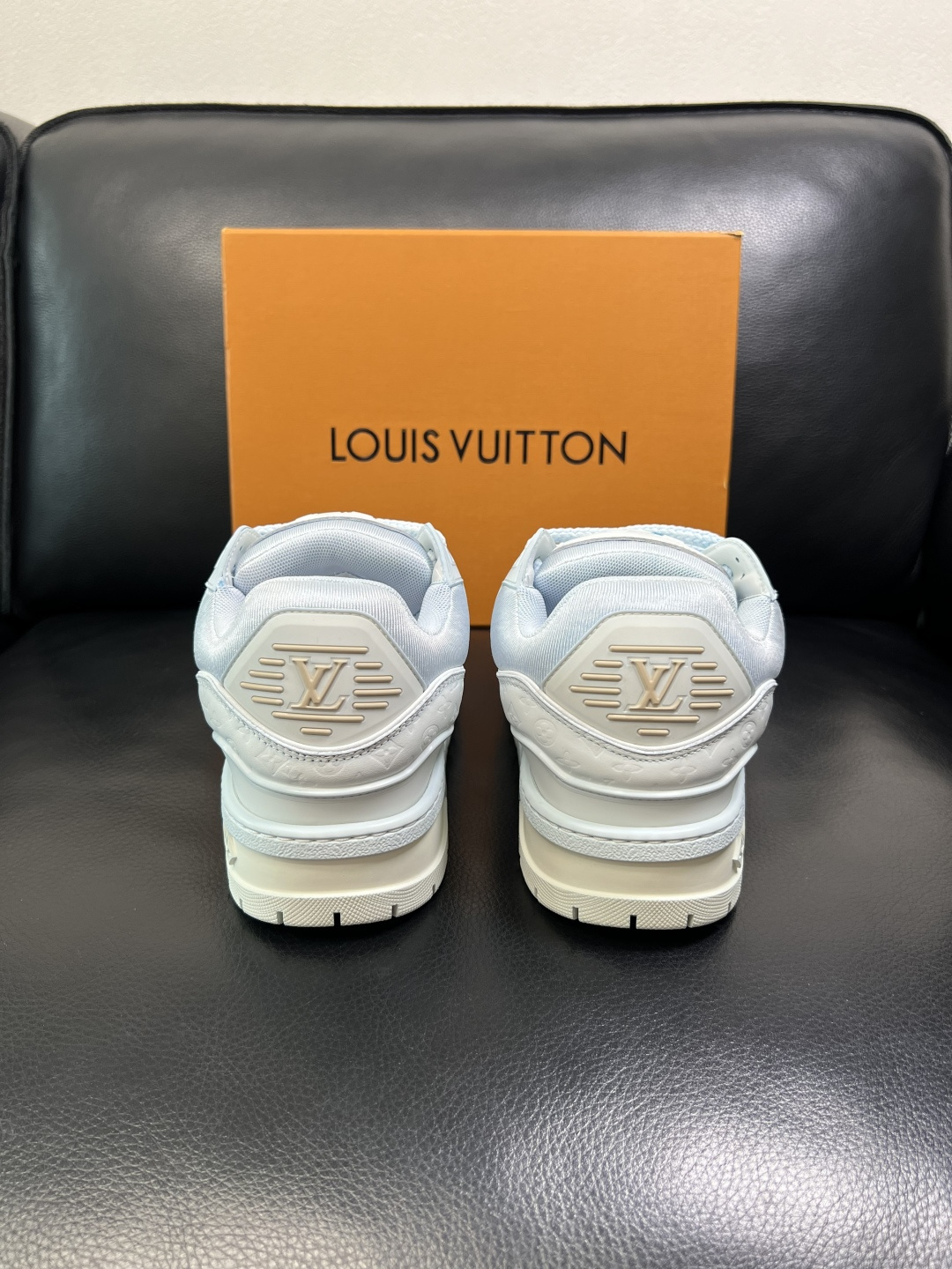 Lv 高品质 顶级工艺品 路易威登，运动板鞋专柜同步原厂配置，鞋面意大利进口牛皮改色面料，进口网布里垫柔