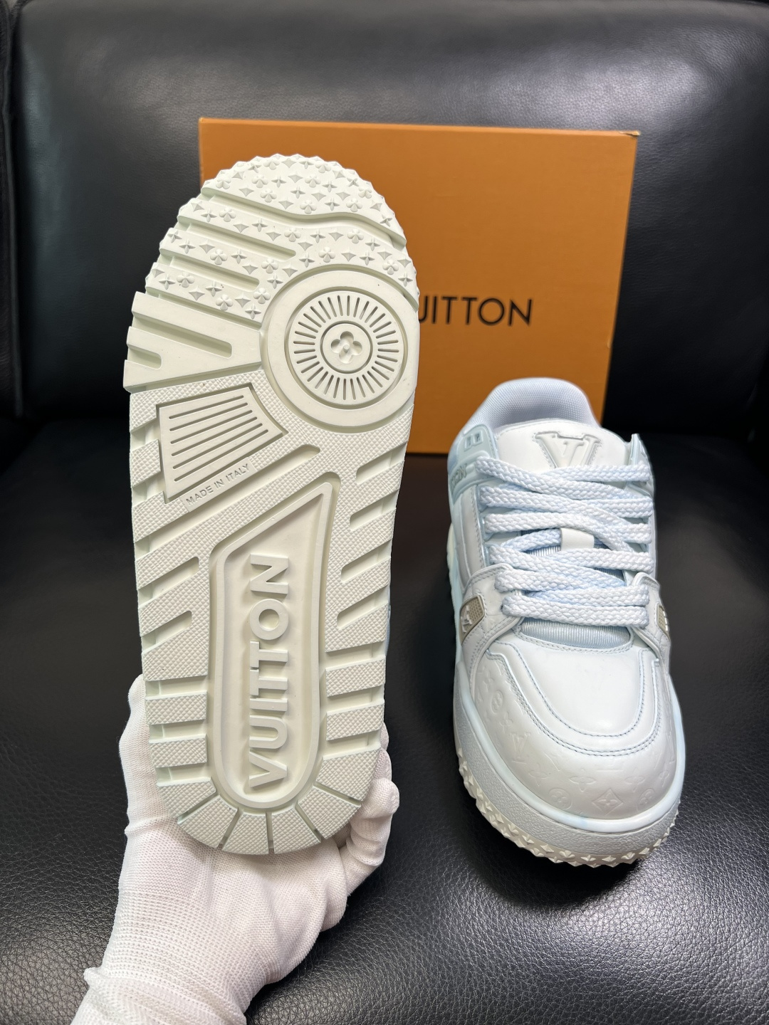 Lv 高品质 顶级工艺品 路易威登，运动板鞋专柜同步原厂配置，鞋面意大利进口牛皮改色面料，进口网布里垫柔