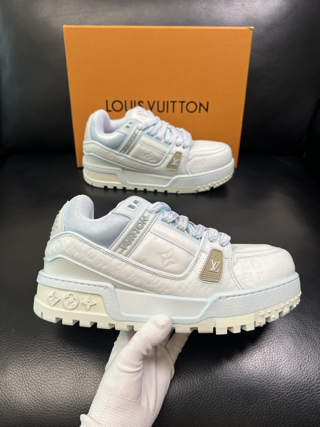 Lv 高品质 顶级工艺品 路易威登，运动板鞋专柜同步原厂配置，鞋面意大利进口牛皮改色面料，进口网布里垫柔