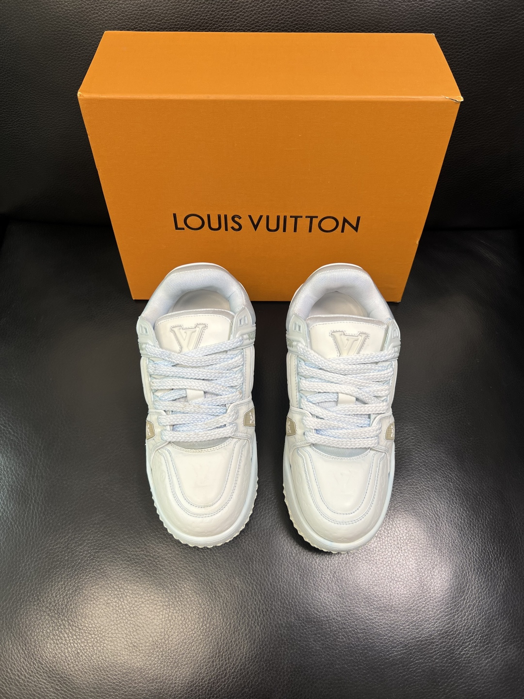 Lv 高品质 顶级工艺品 路易威登，运动板鞋专柜同步原厂配置，鞋面意大利进口牛皮改色面料，进口网布里垫柔