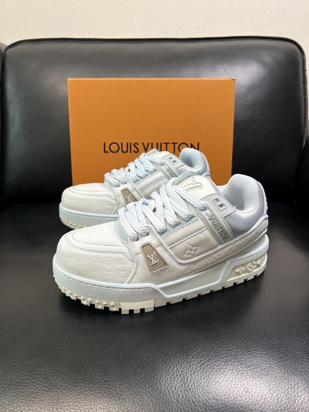 Lv 高品质 顶级工艺品 路易威登，运动板鞋专柜同步原厂配置，鞋面意大利进口牛皮改色面料，进口网布里垫柔