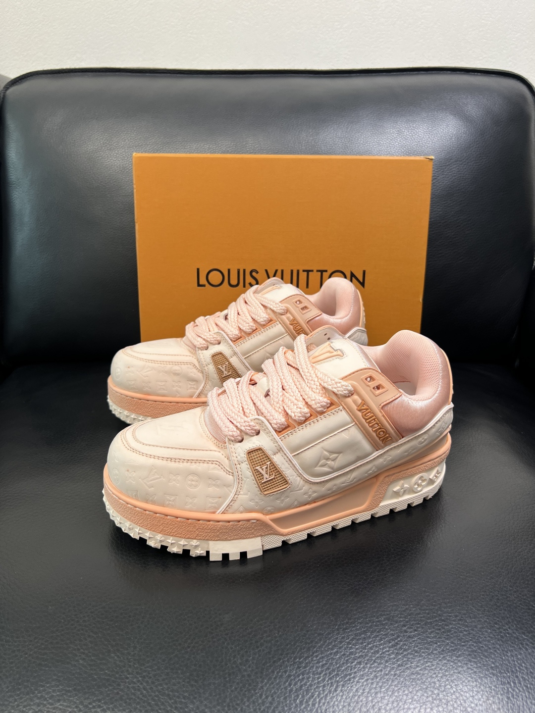 Lv 高品质 顶级工艺品 路易威登，运动板鞋专柜同步原厂配置，鞋面意大利进口牛皮改色面料，进口网布里垫柔