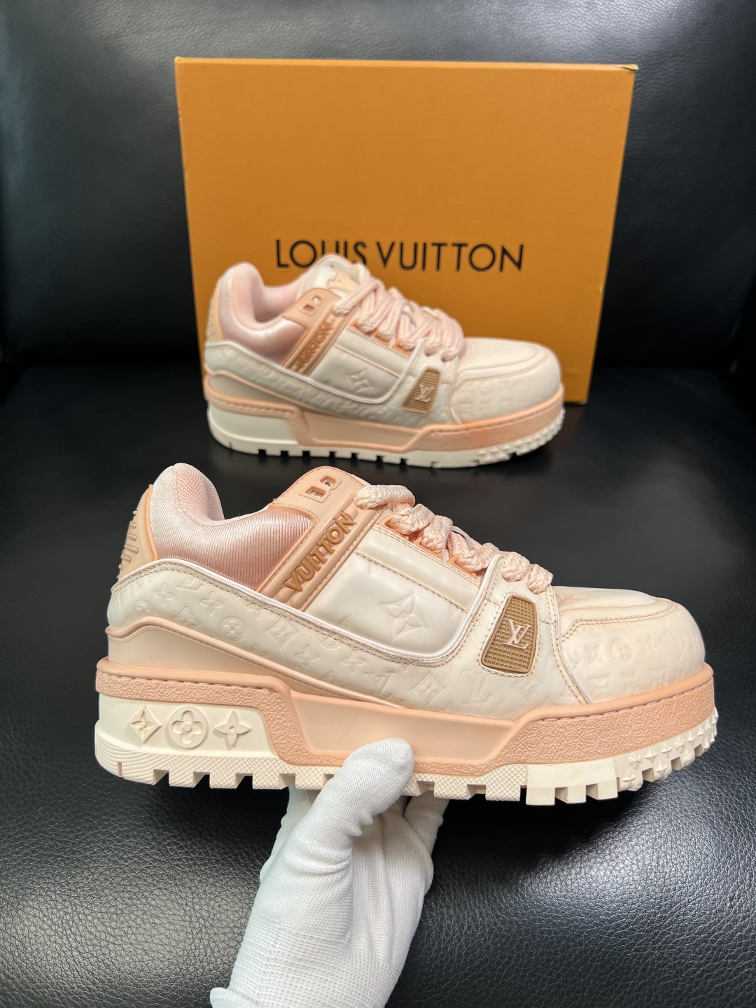 Lv 高品质 顶级工艺品 路易威登，运动板鞋专柜同步原厂配置，鞋面意大利进口牛皮改色面料，进口网布里垫柔