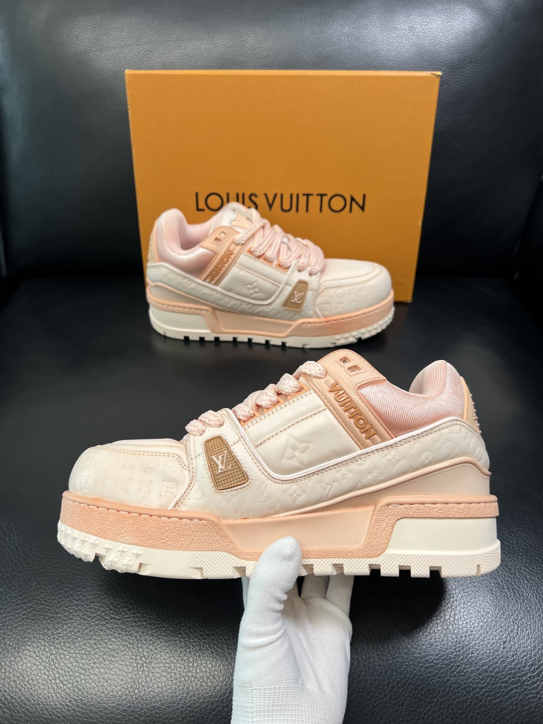 Lv 高品质 顶级工艺品 路易威登，运动板鞋专柜同步原厂配置，鞋面意大利进口牛皮改色面料，进口网布里垫柔