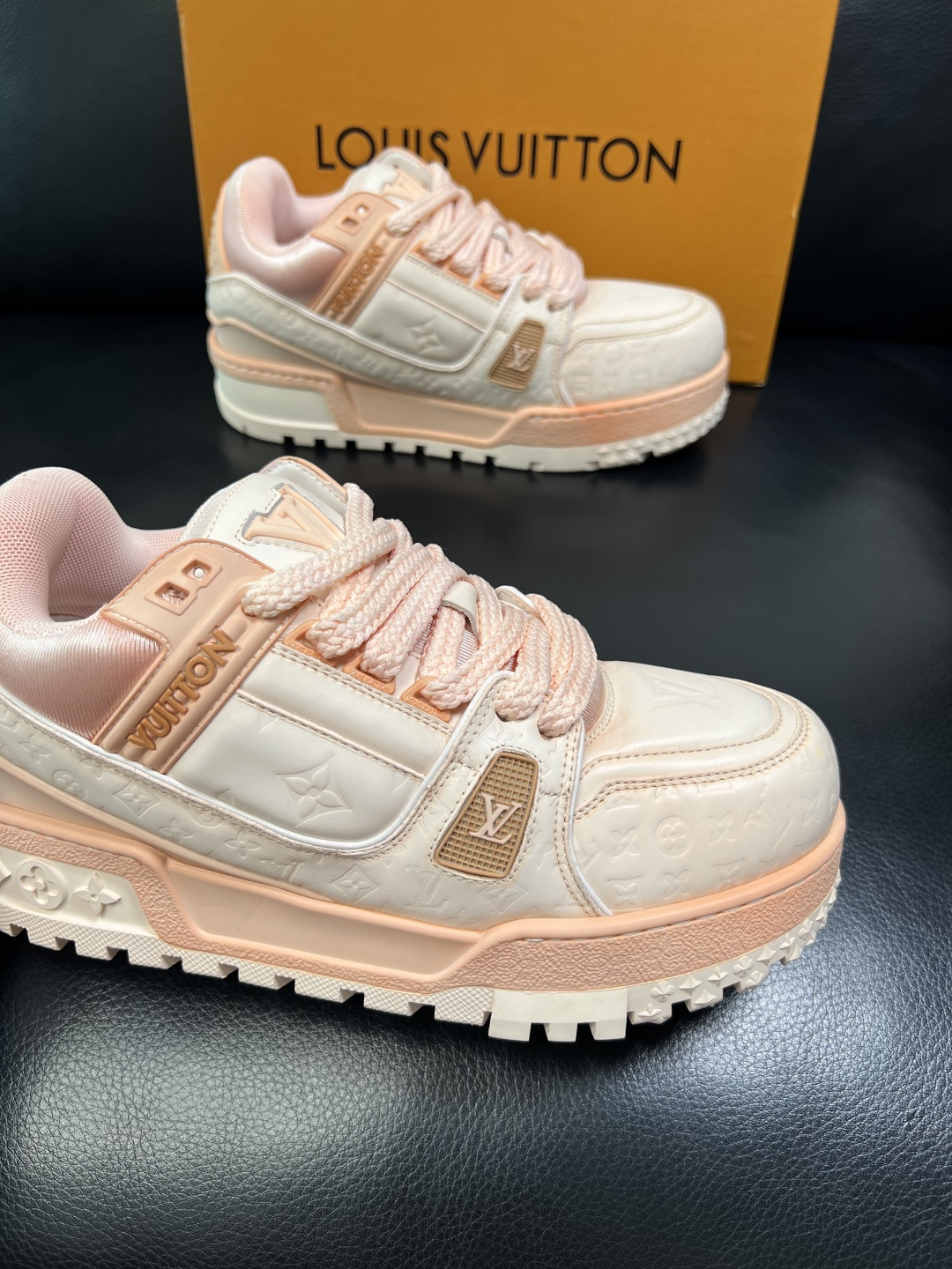 Lv 高品质 顶级工艺品 路易威登，运动板鞋专柜同步原厂配置，鞋面意大利进口牛皮改色面料，进口网布里垫柔