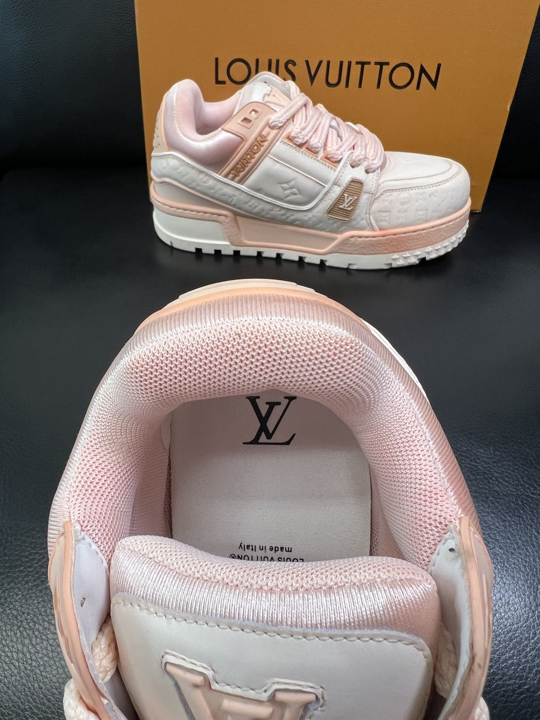 Lv 高品质 顶级工艺品 路易威登，运动板鞋专柜同步原厂配置，鞋面意大利进口牛皮改色面料，进口网布里垫柔