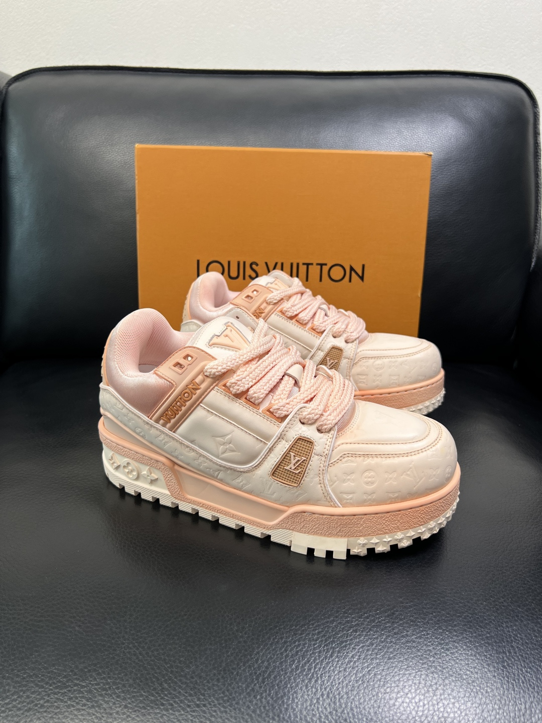 Lv 高品质 顶级工艺品 路易威登，运动板鞋专柜同步原厂配置，鞋面意大利进口牛皮改色面料，进口网布里垫柔