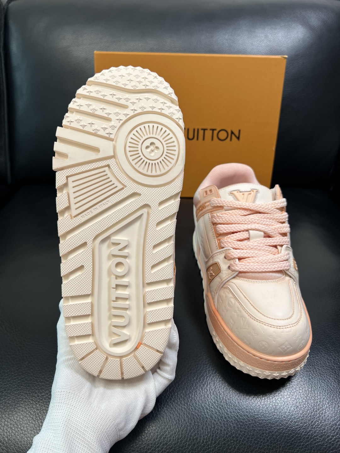 Lv 高品质 顶级工艺品 路易威登，运动板鞋专柜同步原厂配置，鞋面意大利进口牛皮改色面料，进口网布里垫柔