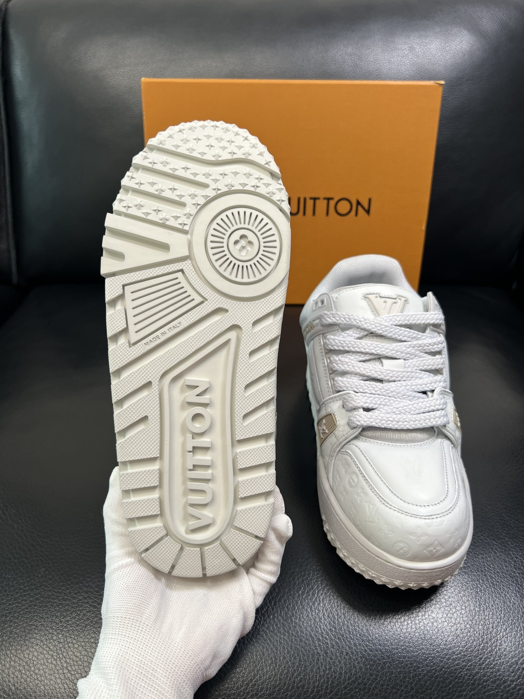 Lv 高品质 顶级工艺品 路易威登，运动板鞋专柜同步原厂配置，鞋面意大利进口牛皮改色面料，进口网布里垫柔