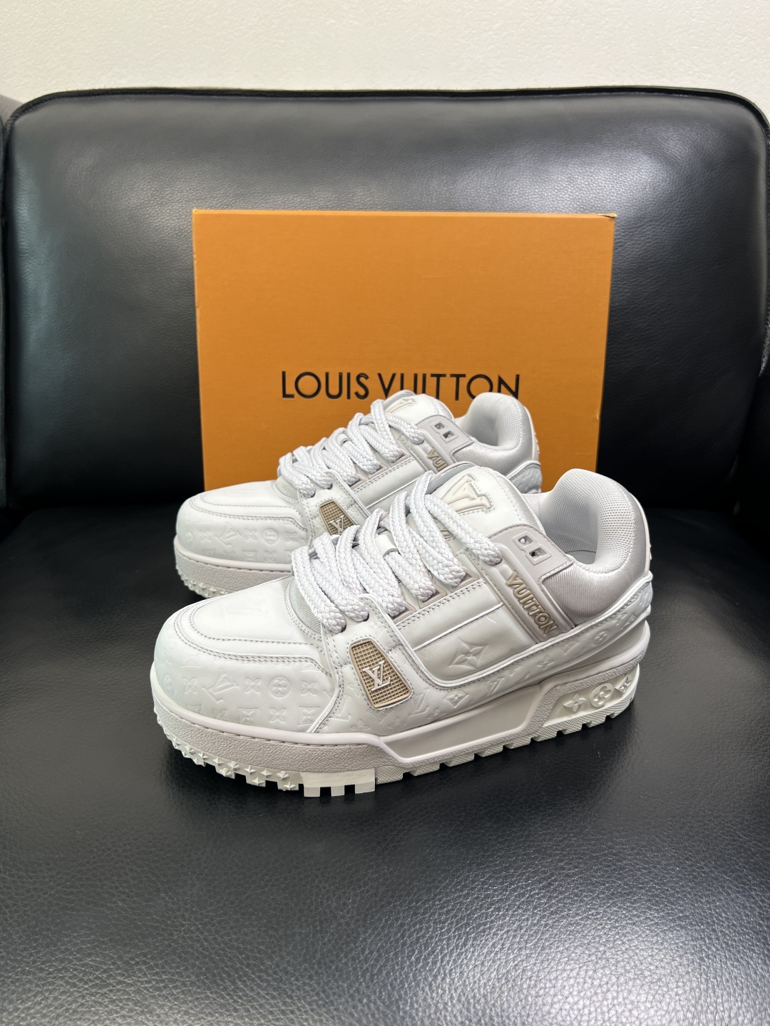 Lv 高品质 顶级工艺品 路易威登，运动板鞋专柜同步原厂配置，鞋面意大利进口牛皮改色面料，进口网布里垫柔