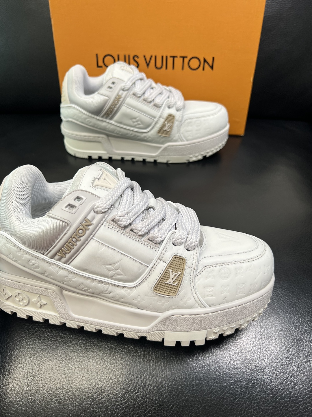 Lv 高品质 顶级工艺品 路易威登，运动板鞋专柜同步原厂配置，鞋面意大利进口牛皮改色面料，进口网布里垫柔