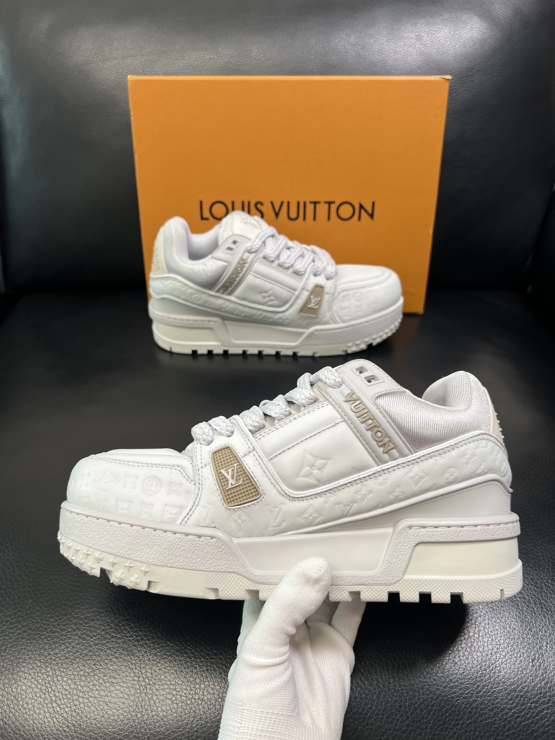 Lv 高品质 顶级工艺品 路易威登，运动板鞋专柜同步原厂配置，鞋面意大利进口牛皮改色面料，进口网布里垫柔