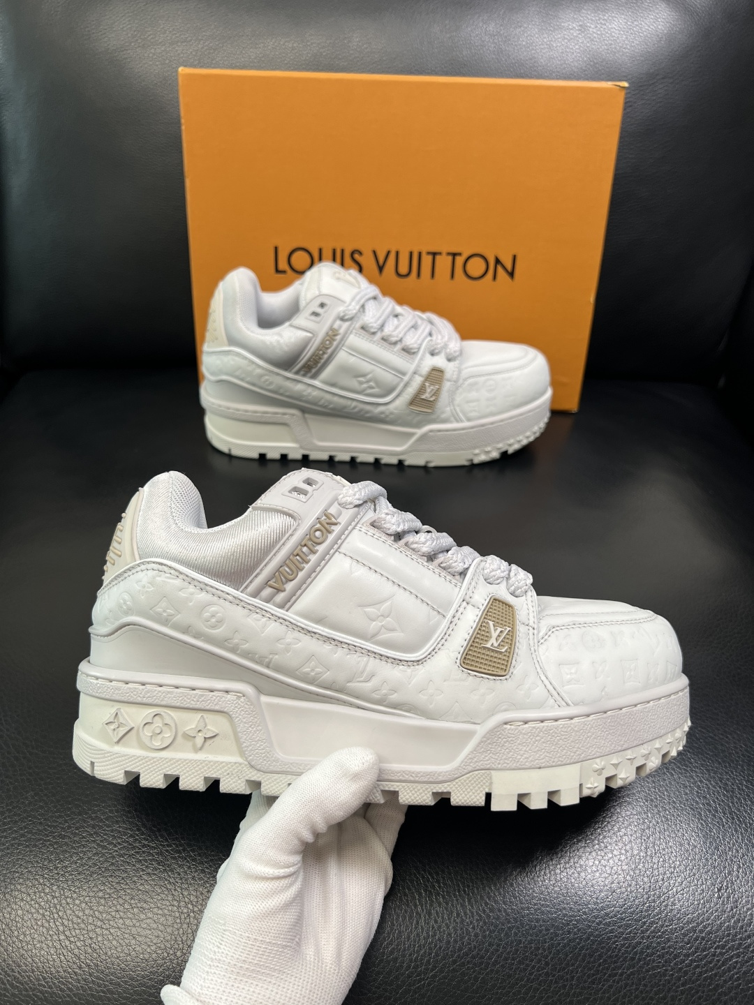 Lv 高品质 顶级工艺品 路易威登，运动板鞋专柜同步原厂配置，鞋面意大利进口牛皮改色面料，进口网布里垫柔