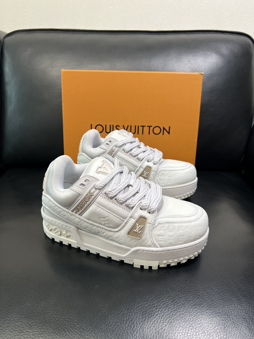 Lv 高品质 顶级工艺品 路易威登，运动板鞋专柜同步原厂配置，鞋面意大利进口牛皮改色面料，进口网布里垫柔