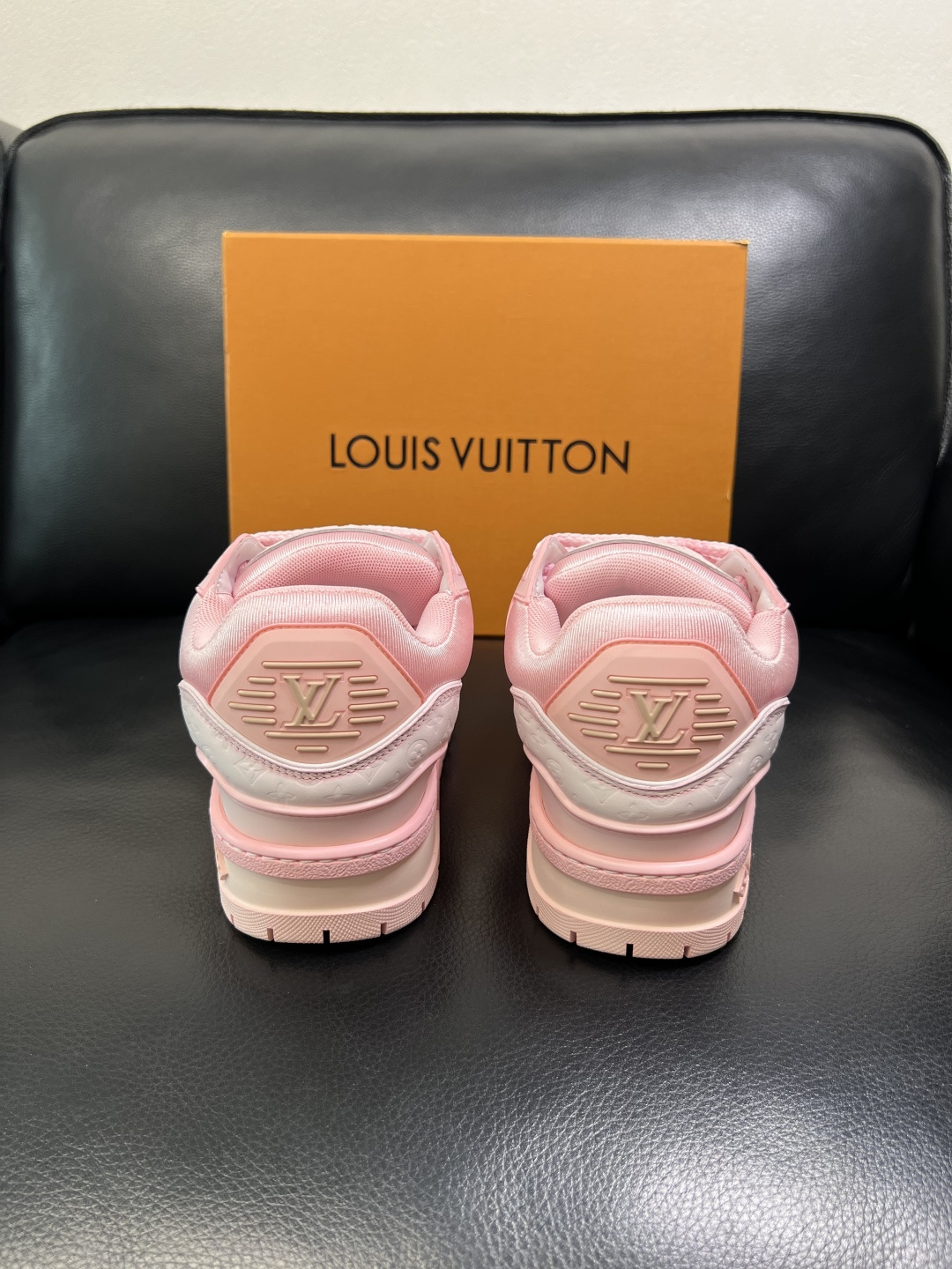 Lv 高品质 顶级工艺品 路易威登，运动板鞋专柜同步原厂配置，鞋面意大利进口牛皮改色面料，进口网布里垫柔