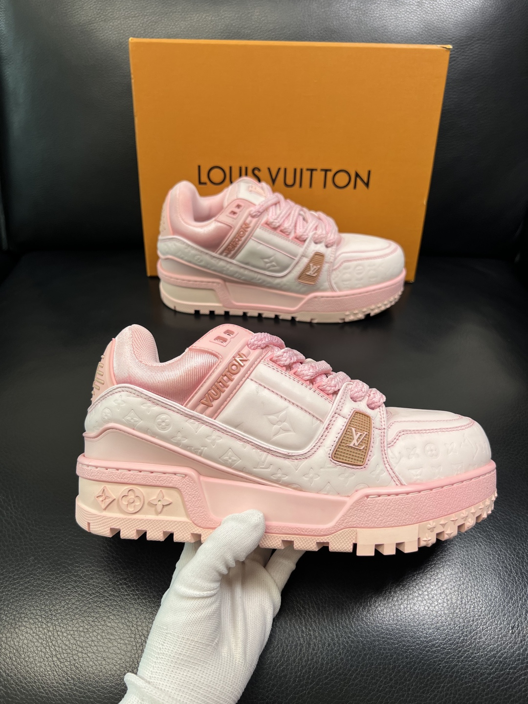 Lv 高品质 顶级工艺品 路易威登，运动板鞋专柜同步原厂配置，鞋面意大利进口牛皮改色面料，进口网布里垫柔