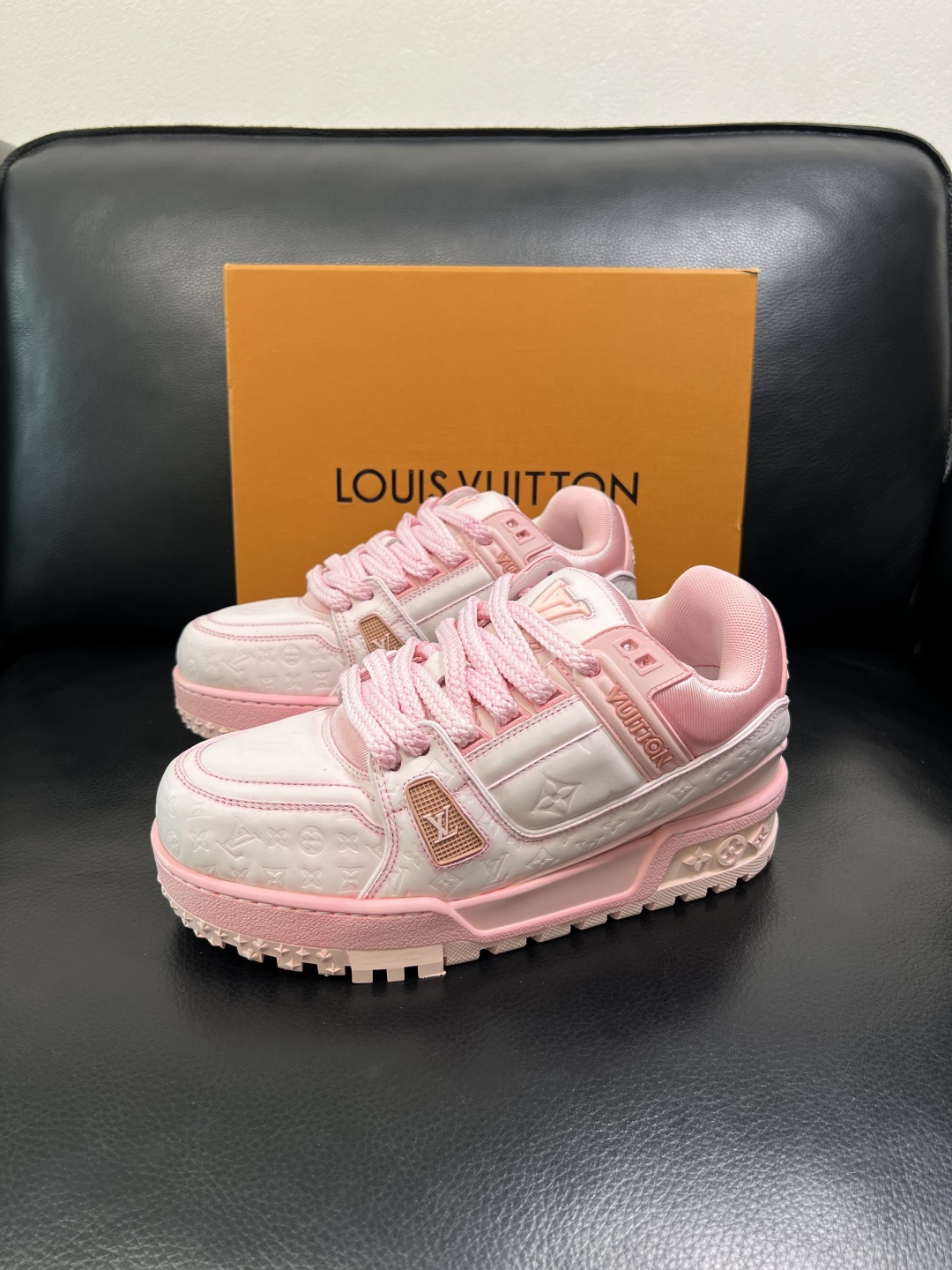 Lv 高品质 顶级工艺品 路易威登，运动板鞋专柜同步原厂配置，鞋面意大利进口牛皮改色面料，进口网布里垫柔