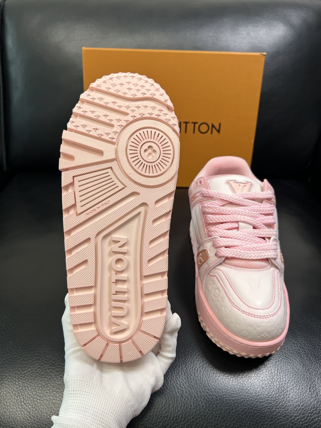 Lv 高品质 顶级工艺品 路易威登，运动板鞋专柜同步原厂配置，鞋面意大利进口牛皮改色面料，进口网布里垫柔