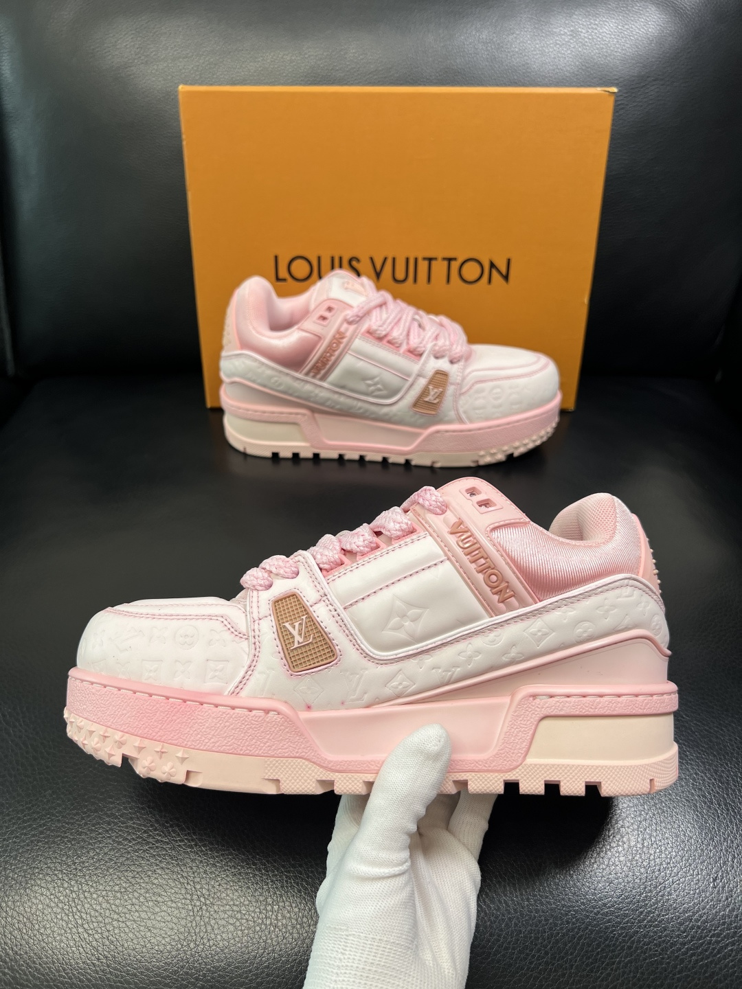 Lv 高品质 顶级工艺品 路易威登，运动板鞋专柜同步原厂配置，鞋面意大利进口牛皮改色面料，进口网布里垫柔