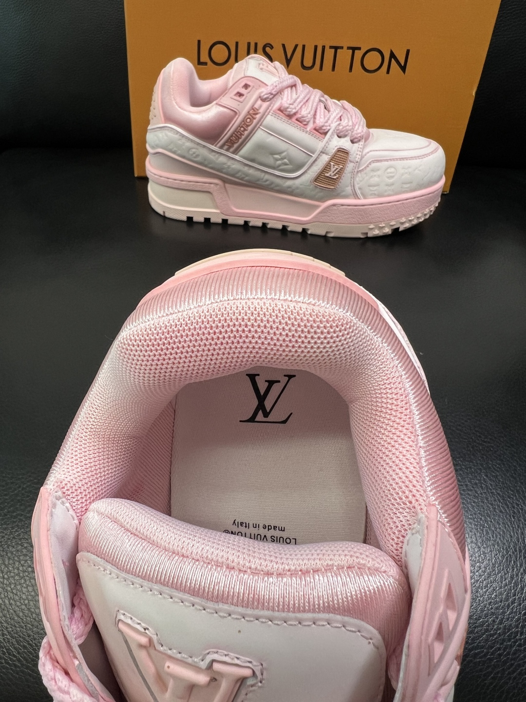 Lv 高品质 顶级工艺品 路易威登，运动板鞋专柜同步原厂配置，鞋面意大利进口牛皮改色面料，进口网布里垫柔