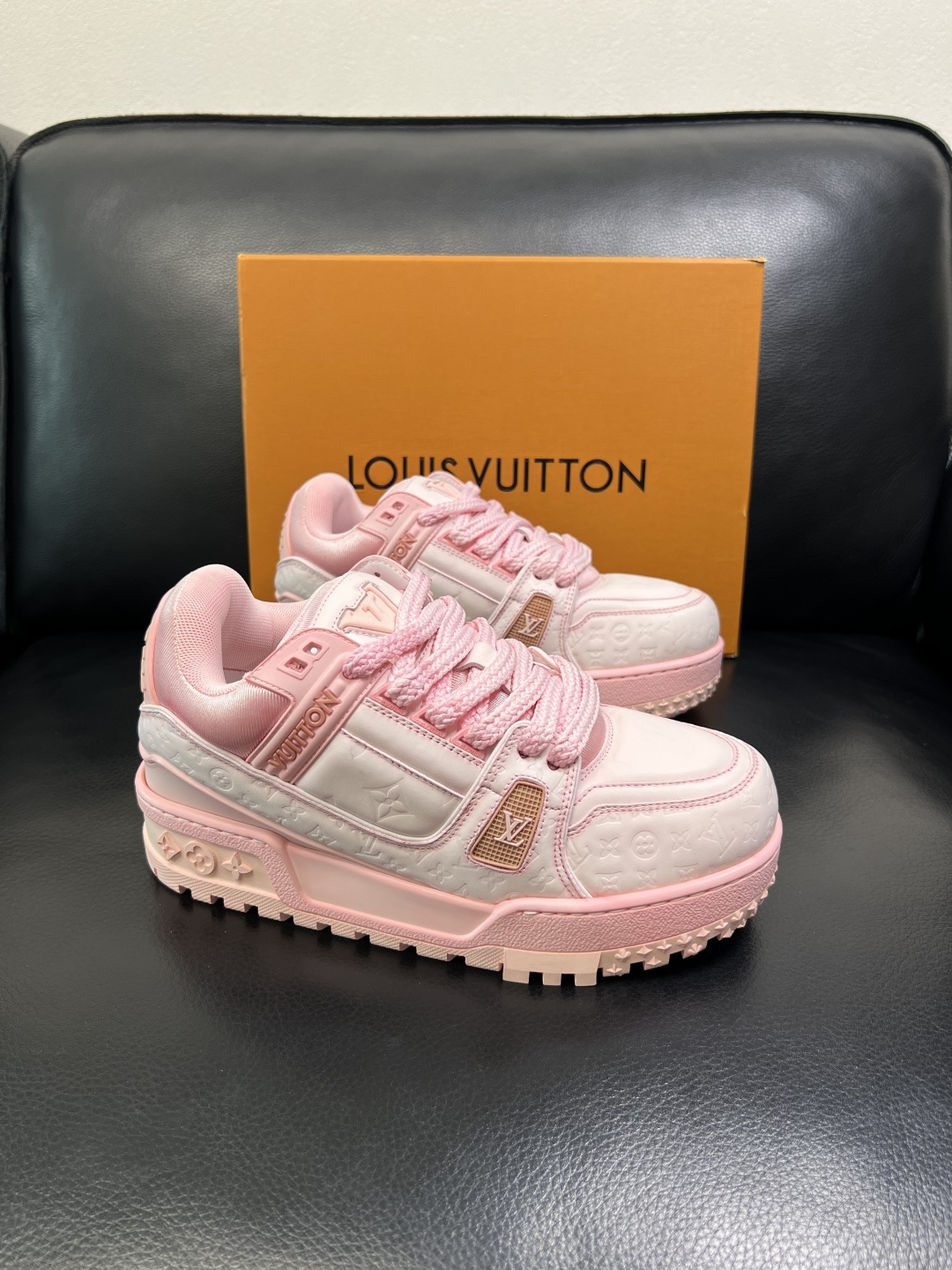 Lv 高品质 顶级工艺品 路易威登，运动板鞋专柜同步原厂配置，鞋面意大利进口牛皮改色面料，进口网布里垫柔