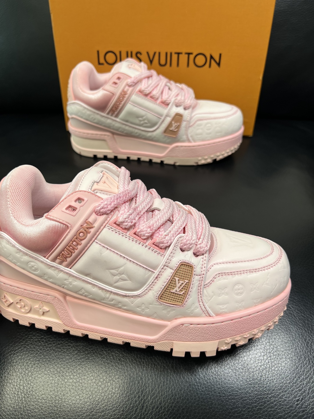 Lv 高品质 顶级工艺品 路易威登，运动板鞋专柜同步原厂配置，鞋面意大利进口牛皮改色面料，进口网布里垫柔