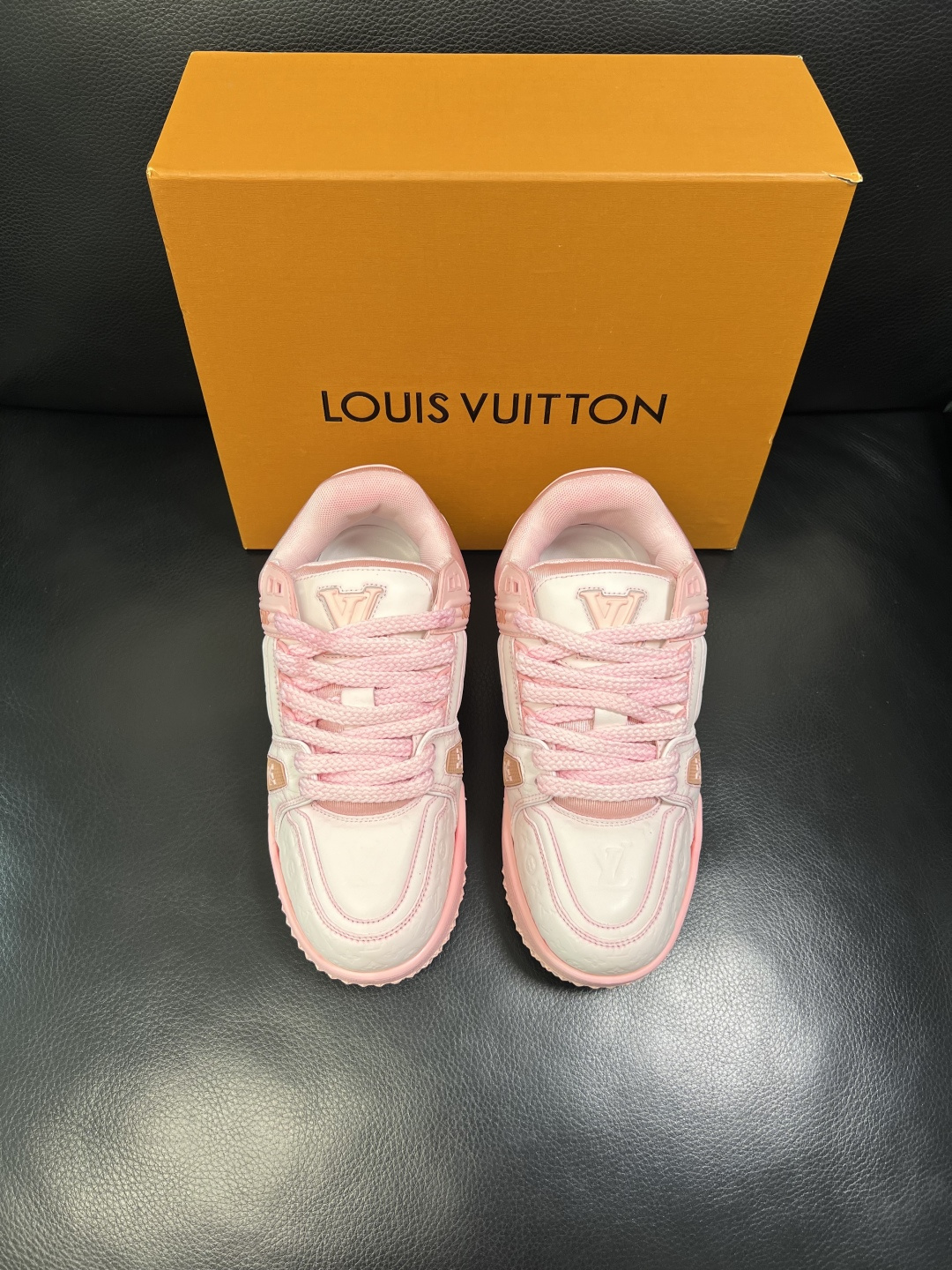 Lv 高品质 顶级工艺品 路易威登，运动板鞋专柜同步原厂配置，鞋面意大利进口牛皮改色面料，进口网布里垫柔