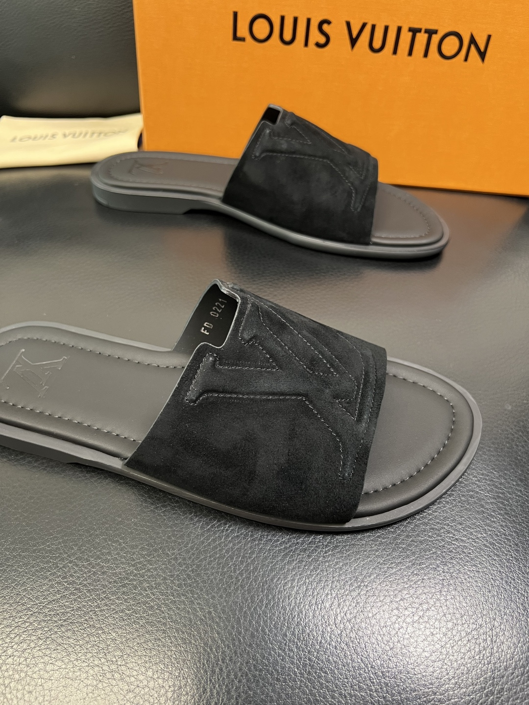Lv 高品质 顶级工艺品 路易威登，拖鞋 专柜同步原厂配置，鞋面意大利进口，高品质拼接缤纷色彩复杂工艺品