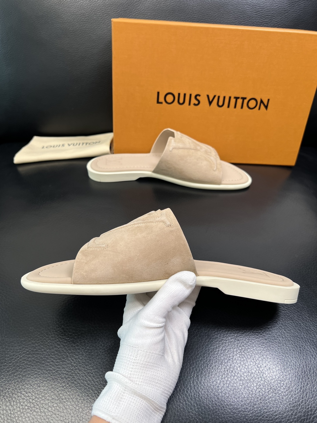 Lv 高品质 顶级工艺品 路易威登，拖鞋 专柜同步原厂配置，鞋面意大利进口，高品质拼接缤纷色彩复杂工艺品