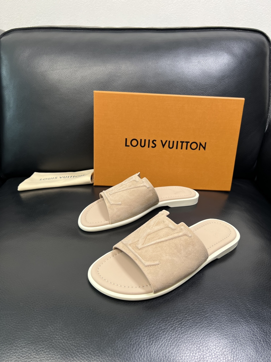 Lv 高品质 顶级工艺品 路易威登，拖鞋 专柜同步原厂配置，鞋面意大利进口，高品质拼接缤纷色彩复杂工艺品